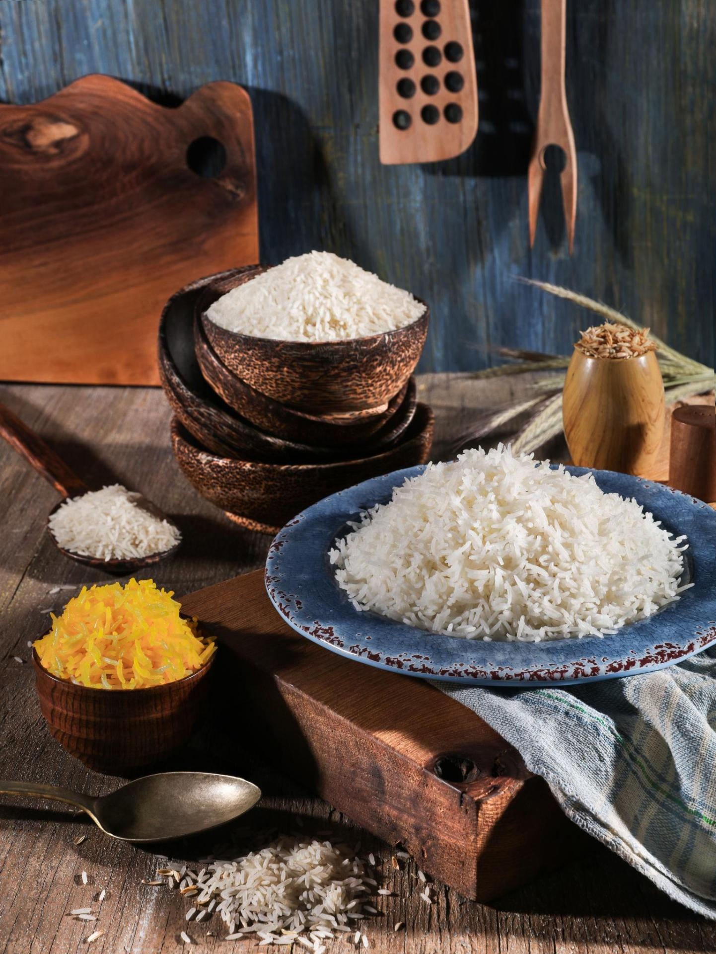 Cooked rice in a blue bowl